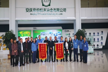  精准扶贫暖人心 感恩帮扶赠锦旗